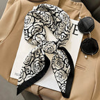 Foulard in seta a quadri con charm