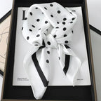 Foulard in seta a quadri con charm