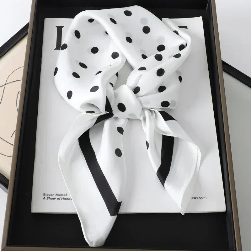Foulard in seta a quadri con charm