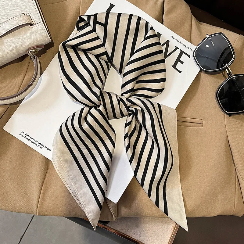Foulard in seta a quadri con charm