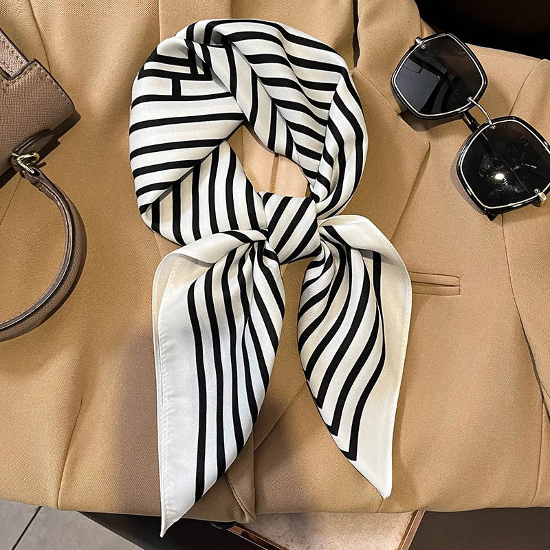 Foulard in seta a quadri con charm