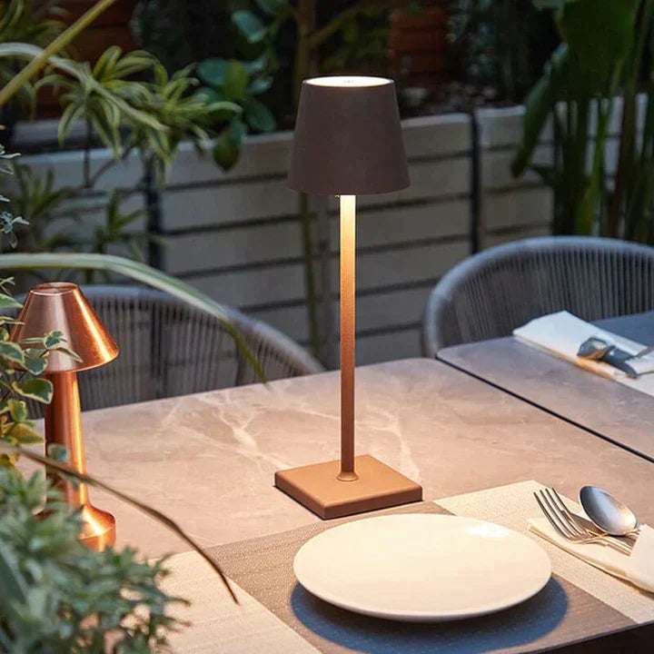 Lampada da tavolo senza fili dimmerabile a LED con design minimalista AuraTable