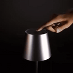 Lampada da tavolo senza fili dimmerabile a LED con design minimalista AuraTable