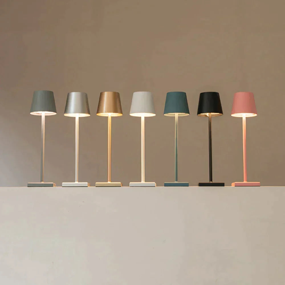 Lampada da tavolo senza fili dimmerabile a LED con design minimalista AuraTable