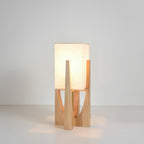 Lampada da terra Wabi Sabi con paralume in tessuto e base in legno per soggiorno