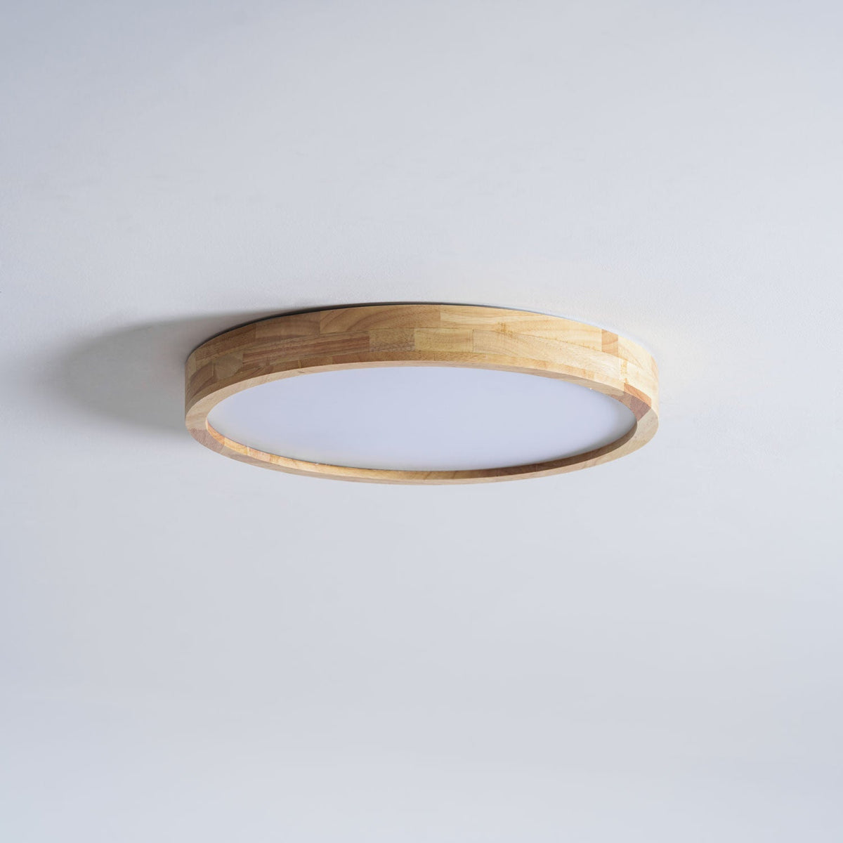 Plafoniera LED geometrica in legno a filo soffitto