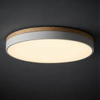 Plafoniera rotonda a filo soffitto con finitura in legno