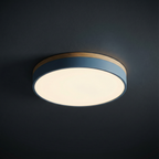 Plafoniera rotonda a filo soffitto con finitura in legno