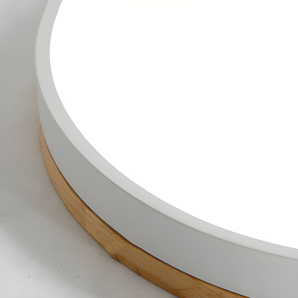 Plafoniera rotonda a filo soffitto con finitura in legno
