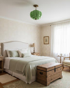 Plafoniera vintage in vetro con dettagli in ottone, elegante lampada a soffitto