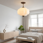 Plafoniera vintage in vetro con dettagli in ottone, elegante lampada a soffitto