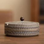 Posacenere in ceramica smaltata artigianale con coperchio in legno naturale