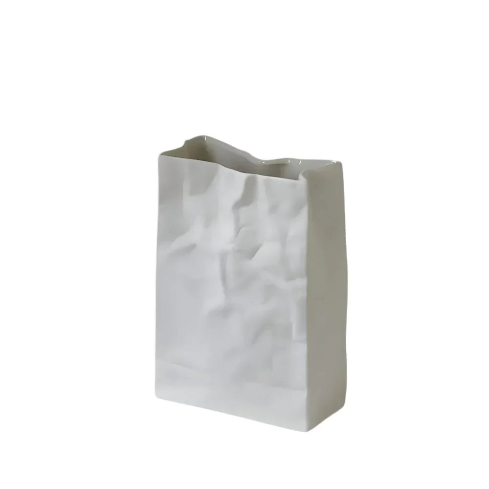 Vaso da tavolo in ceramica con texture scultorea effetto carta piegata