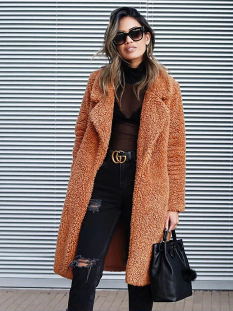 Cappotto lungo da donna alla moda: caldo ed elegante
