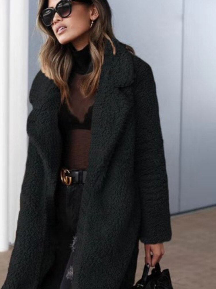 Cappotto lungo da donna alla moda: caldo ed elegante
