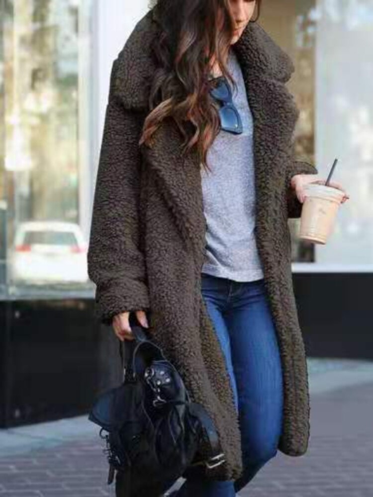 Cappotto lungo da donna alla moda: caldo ed elegante