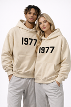Felpa streetwear unisex con maniche raglan e stampa 1977