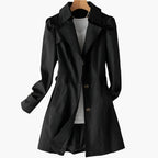 Trench classico da donna: stile senza tempo ed elegante vestibilità sartoriale