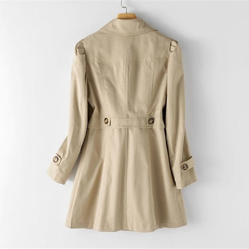 Trench classico da donna: stile senza tempo ed elegante vestibilità sartoriale