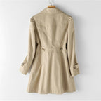 Trench classico da donna: stile senza tempo ed elegante vestibilità sartoriale