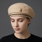 Elegante berretto da donna in misto lana con stemma dell'ape dorata