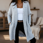 Gilet con cappuccio lavorato a maglia da donna