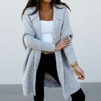 Gilet con cappuccio lavorato a maglia da donna