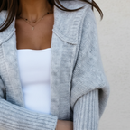 Gilet con cappuccio lavorato a maglia da donna