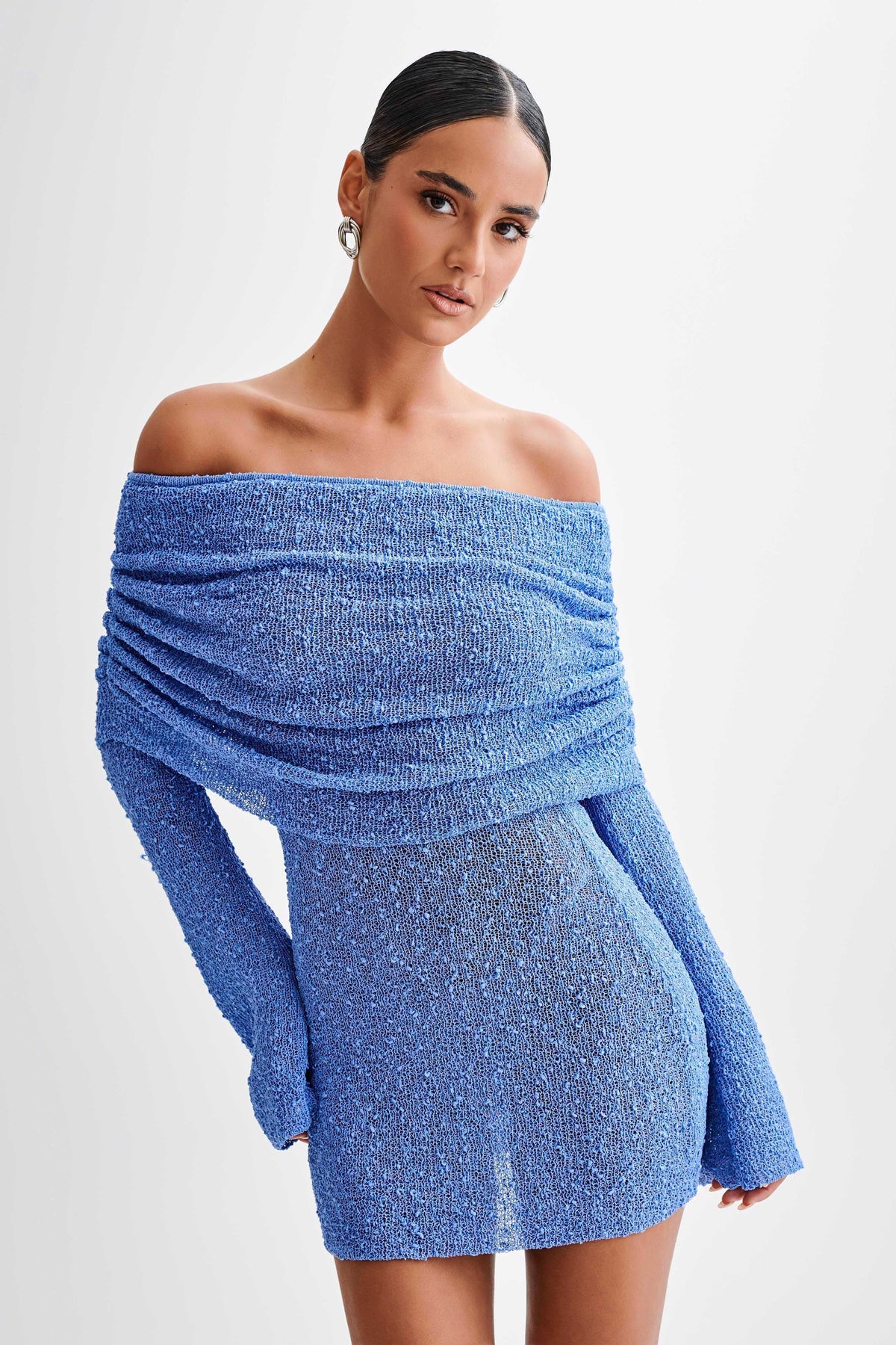 Miniabito da donna in maglia Homecoming con maniche lunghe con spalle scoperte e polsini a campana